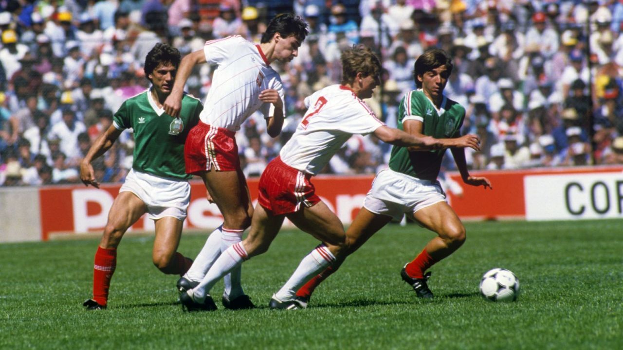 Ryszard Komornicki (z lewej) w towarzyskim meczu z Meksykiem (fot. Getty Images)