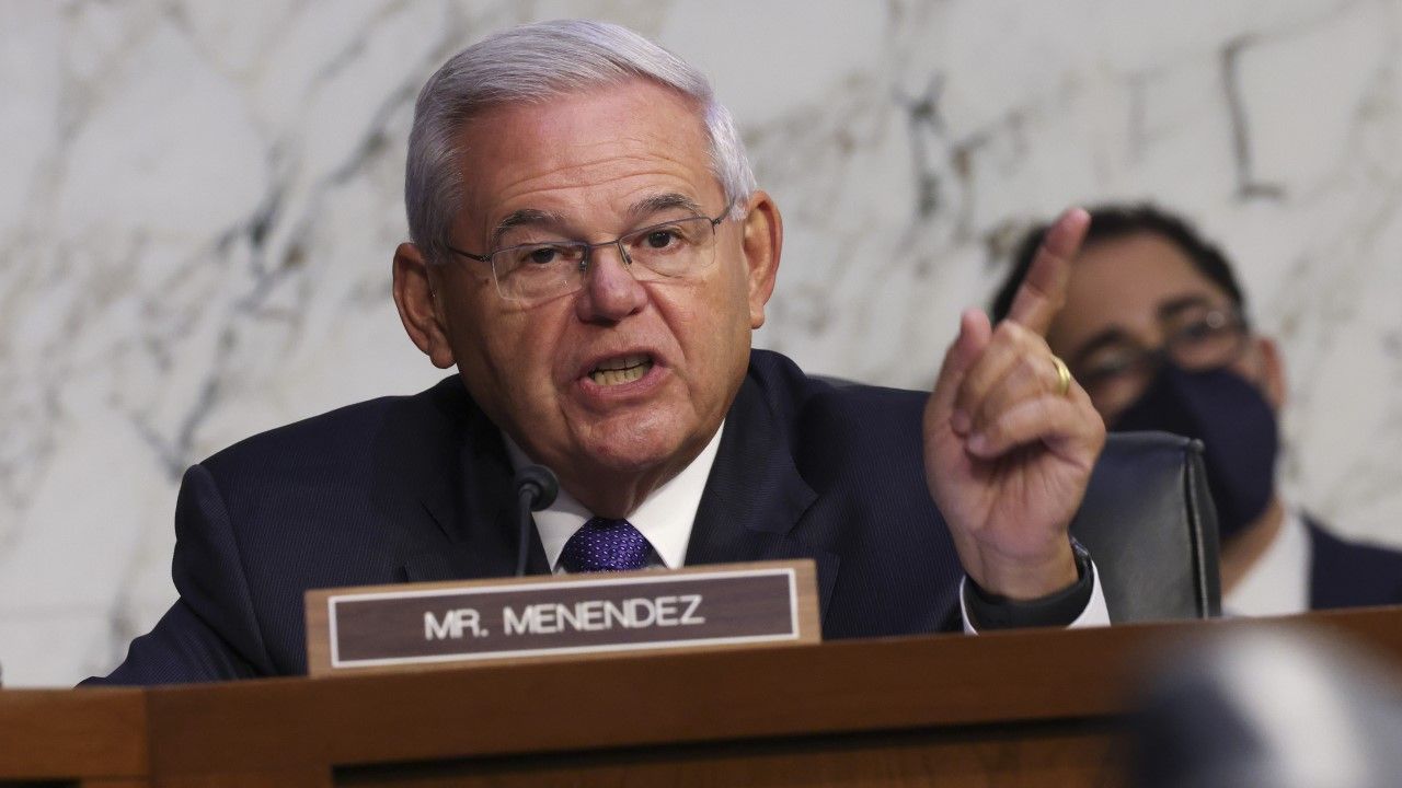 Senator ze stanu New Jersey Robert Menendez wezwał do zaostrzenia sankcji wobec reżimu Łukaszenki (fot. Kevin Dietsch/Getty Images)