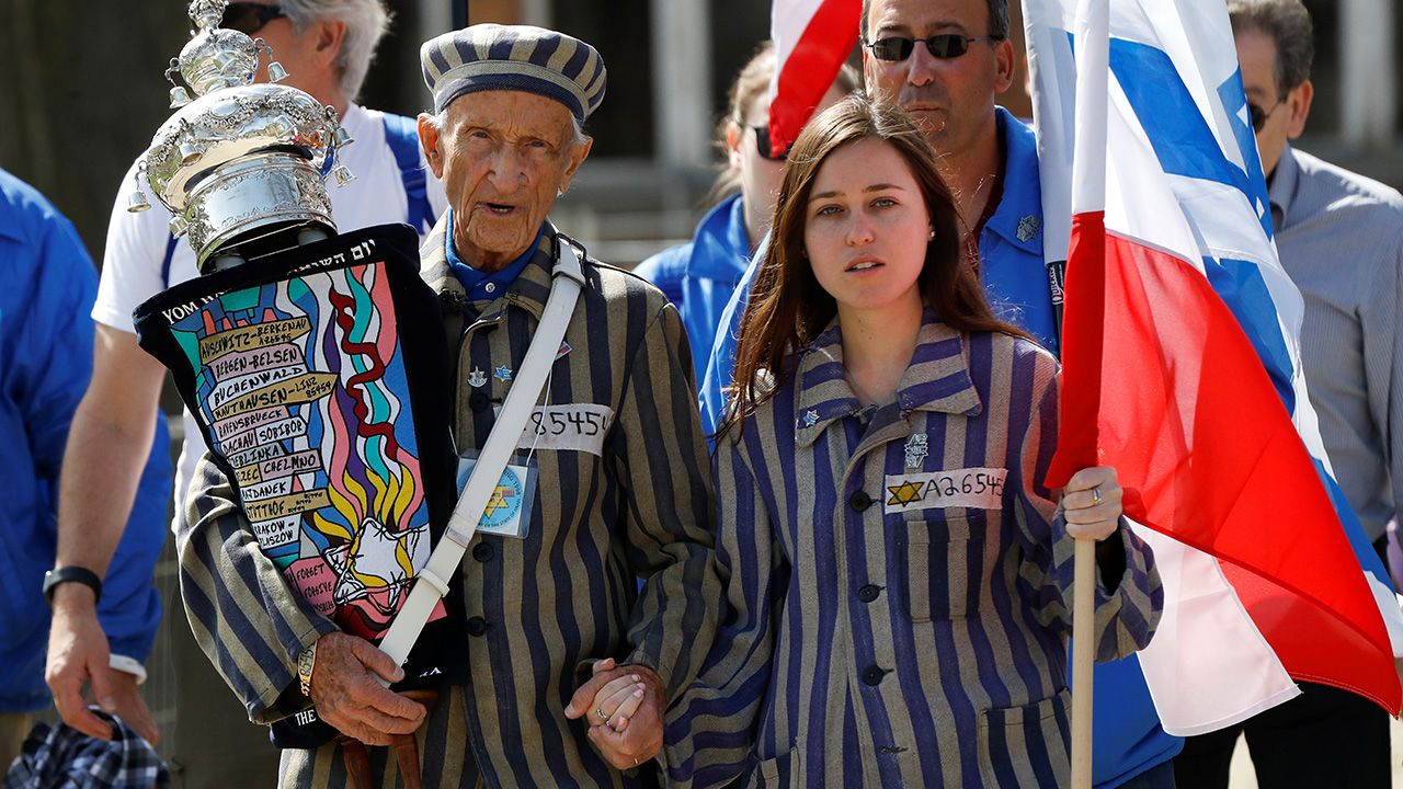 Ocalały z Holokaustu Edward Mosberg na dorocznym „Marszu Żywych” dla upamiętnienia Holokaustu w byłym niemieckim, nazistowskim obozie śmierci Auschwitz, w Oświęcimiu (fot. REUTERS/Kacper Pempel) Ocalały z Holokaustu Edward Mosberg na dorocznym „Marszu Żywych” dla upamiętnienia Holokaustu w byłym niemieckim, nazistowskim obozie śmierci Auschwitz, w Oświęcimiu (fot. REUTERS/Kacper Pempel)