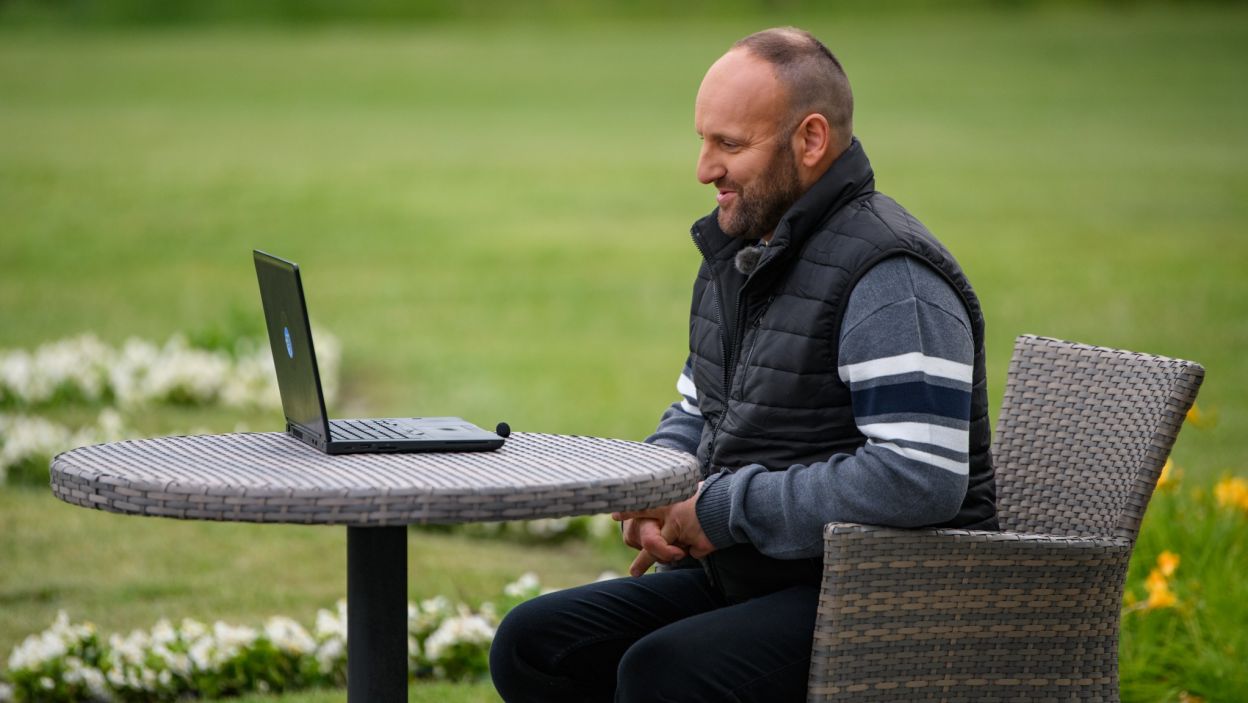 Najtrudniejsze zadanie miał Tomasz R.; z niektórymi z kandydatek nadal mógł rozmawiać tylko w sieci (fot. TVP)