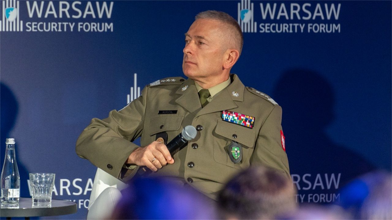 Generał Krzysztof Kr&oacute;l ze Sztabu Generalnego Wojska Polskiego poinformował, że operacja &bdquo;Horyzont&rdquo; ma na celu zapobieganie potencjalnym aktom terroru i odstraszanie...