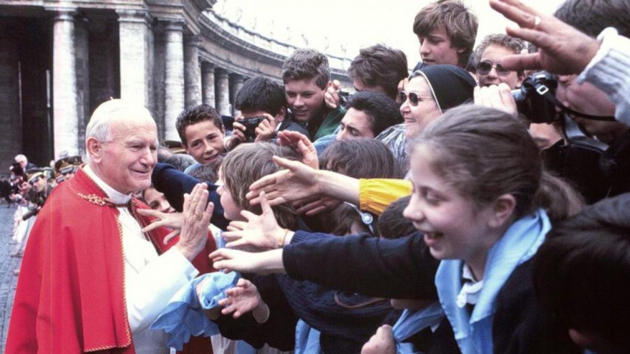 Jednocześnie był realistą i jasno ujawniał przekonanie, że człowiek na ziemi znajduje się w środku pola walki między dobrem a złem (fot. PAP/EPA / VATICAN POOL ) Jednocześnie był realistą i jasno ujawniał przekonanie, że człowiek na ziemi znajduje się w środku pola walki między dobrem a złem (fot. PAP/EPA / VATICAN POOL )