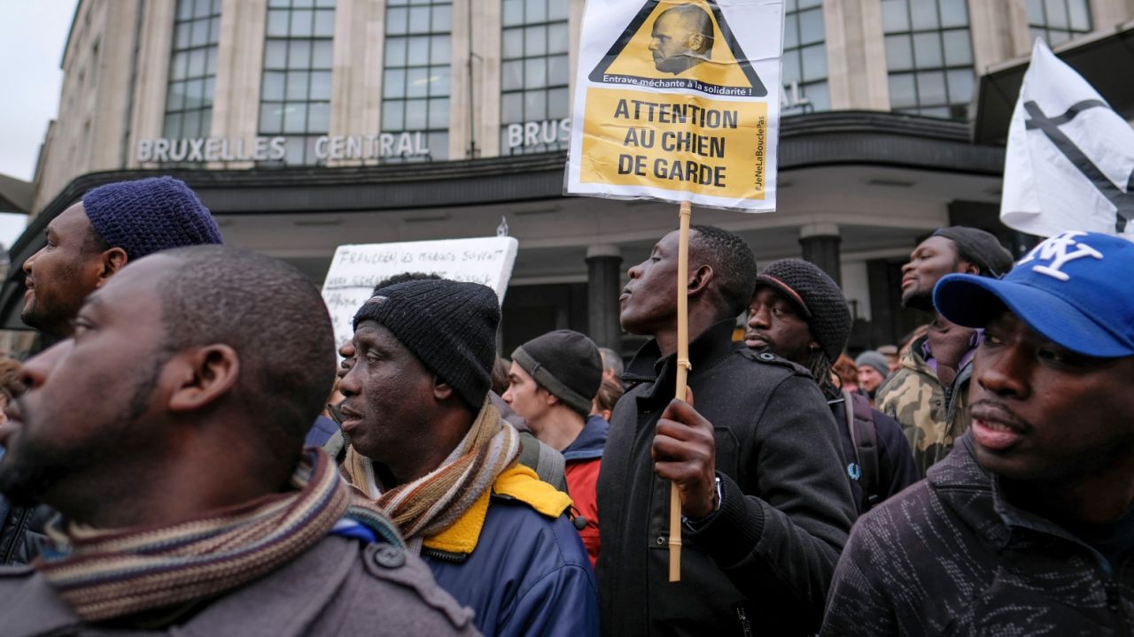 Zdaniem kryminologów wysoka przestępczość wśród migrantów wynika z braku perspektyw na uzyskanie azylu (fot. PAP/EPA/OLIVIER HOSLET) Zdaniem kryminologów wysoka przestępczość wśród migrantów wynika z braku perspektyw na uzyskanie azylu (fot. PAP/EPA/OLIVIER HOSLET)