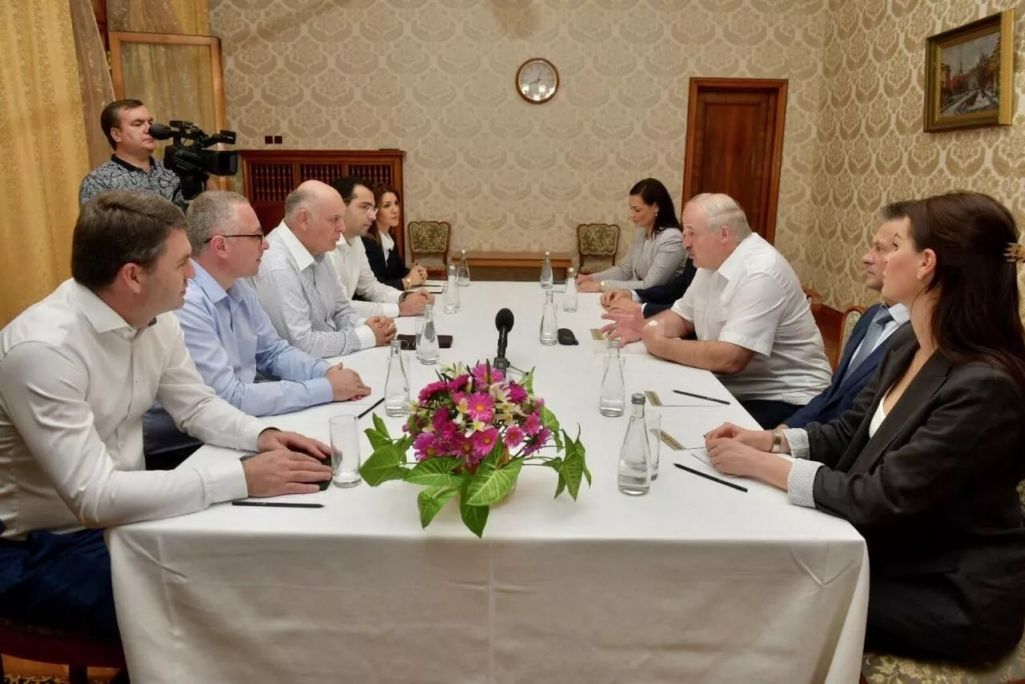 Кіраўнік Абхазіі Аслан Бжанія (трэці злева) прымае Аляксандра Лукашэнку ў «дзяржаўнай дачы». Піцунда, Грузія. 28 верасня 2022 года. (Фота: presidentofabkhazia.org)