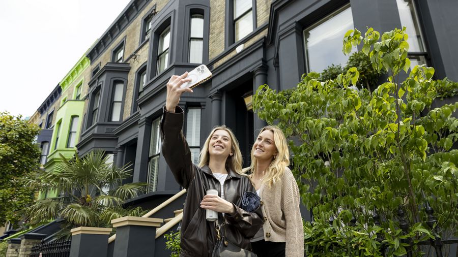 Notting Hill kontra influencerzy. Czarne elewacje zamiast pastelowych domów (fot. Vicki Couchman / Forum)
