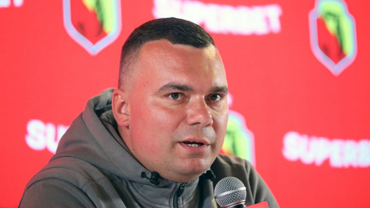 Trener Jagiellonii Białystok Adrian Siemieniec przed 1. kolejką PKO BP Ekstraklasy 2025/26 (Fot. PAP)