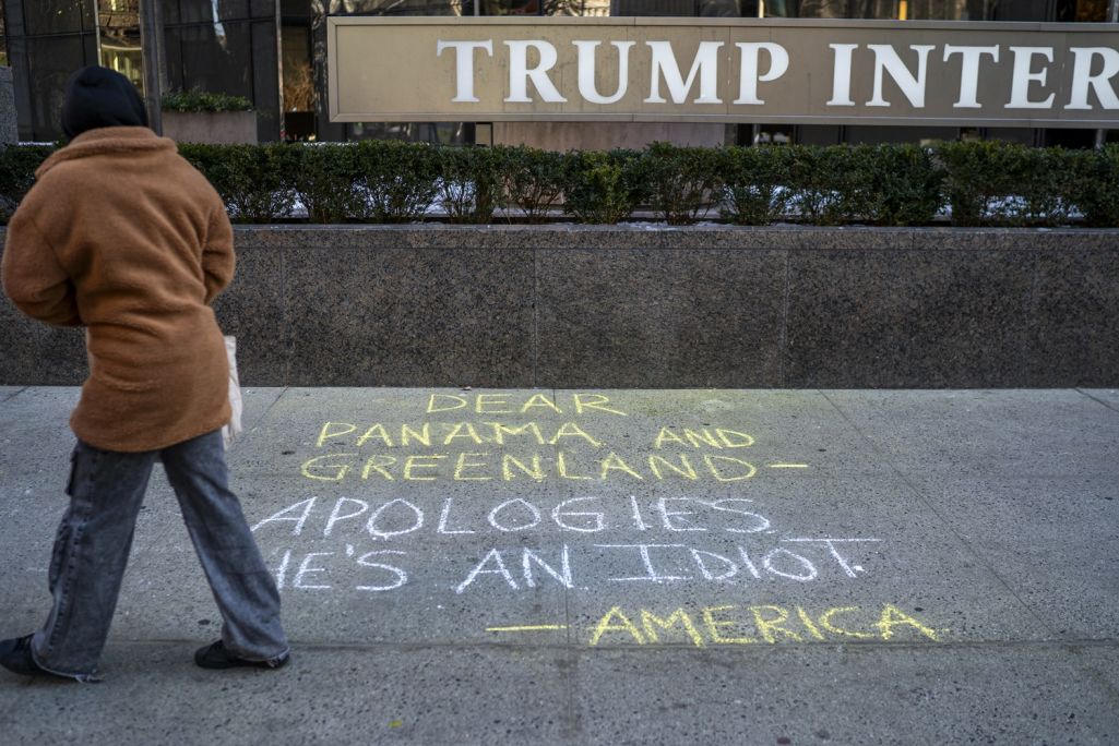 Графіці ў Нью-Ёрку каля гатэлю «Trump International». 23 снежня 2024 года. Фота: Robert Nickelsberg/Getty Images