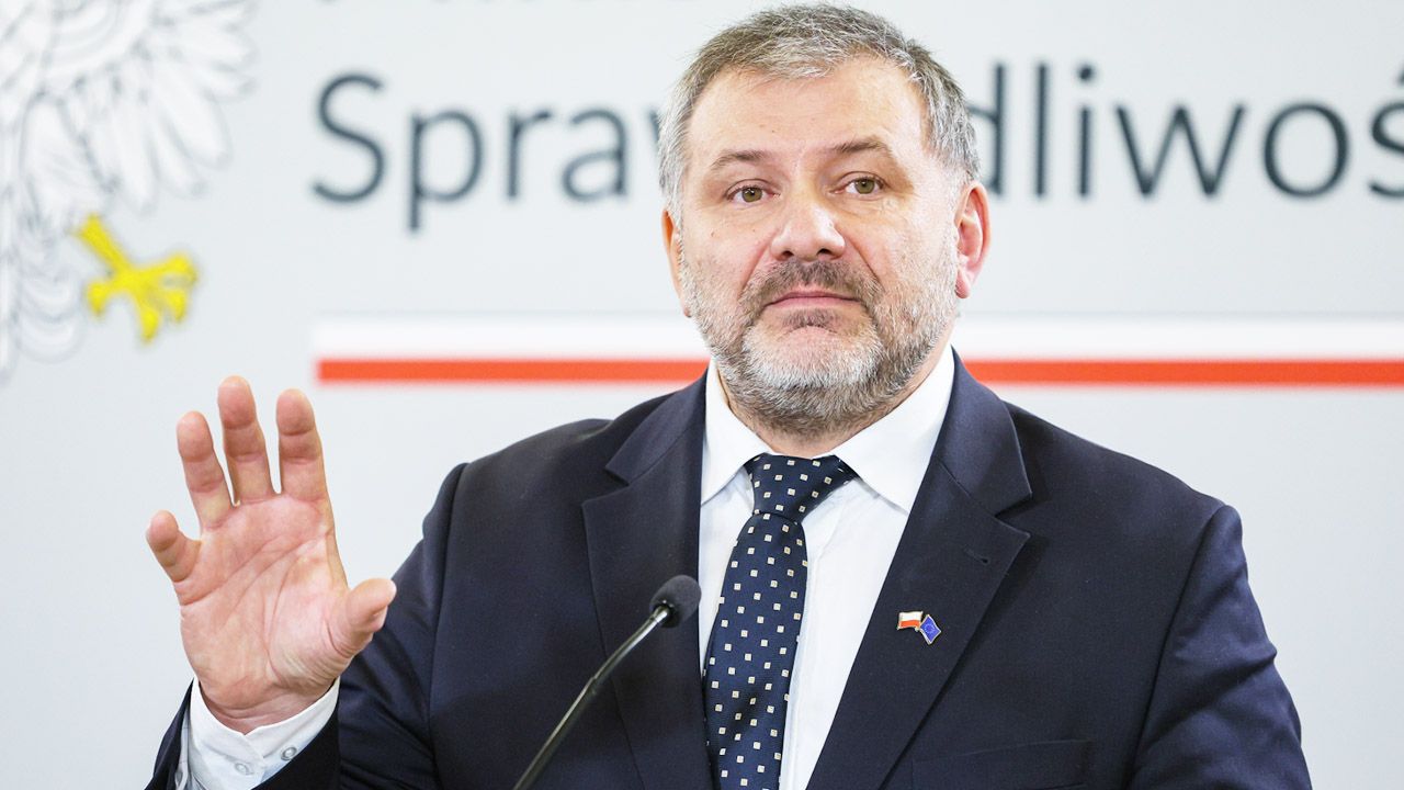 Policjanci ustalili, że minister sprawiedliwości Waldemar Żurek popełnił wykroczenie, nie ustępując pieszej pierwszeństwa na przejściu. Minister zgodził się zrzec immunitetu i przyjąć mandat...