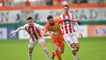 Piłkarze Zagłębia i Cracovii w walce o piłkę (fot. PAP)