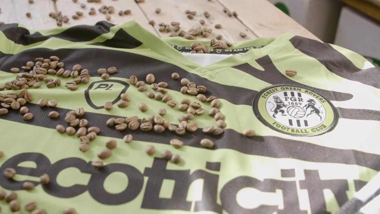 Piłkarze będą nosić stroje z fusów z kawy (fot. Forest Green Rovers) Piłkarze będą nosić stroje z fusów z kawy (fot. Forest Green Rovers)