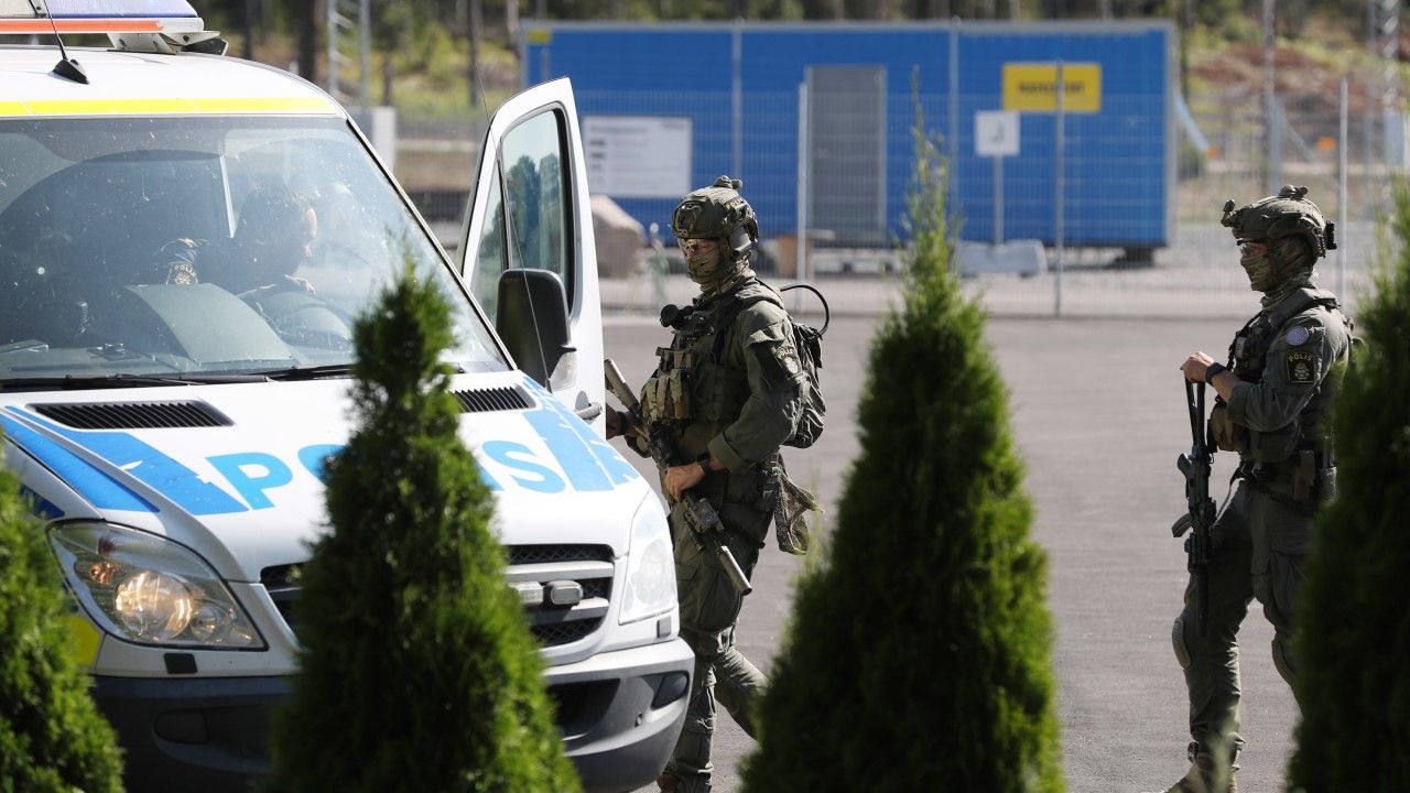 Strażnicy przetrzymywani przez więźniów zostali wypuszczeni (fot. PAP/EPA/PER KARLSSON) Strażnicy przetrzymywani przez więźniów zostali wypuszczeni (fot. PAP/EPA/PER KARLSSON)