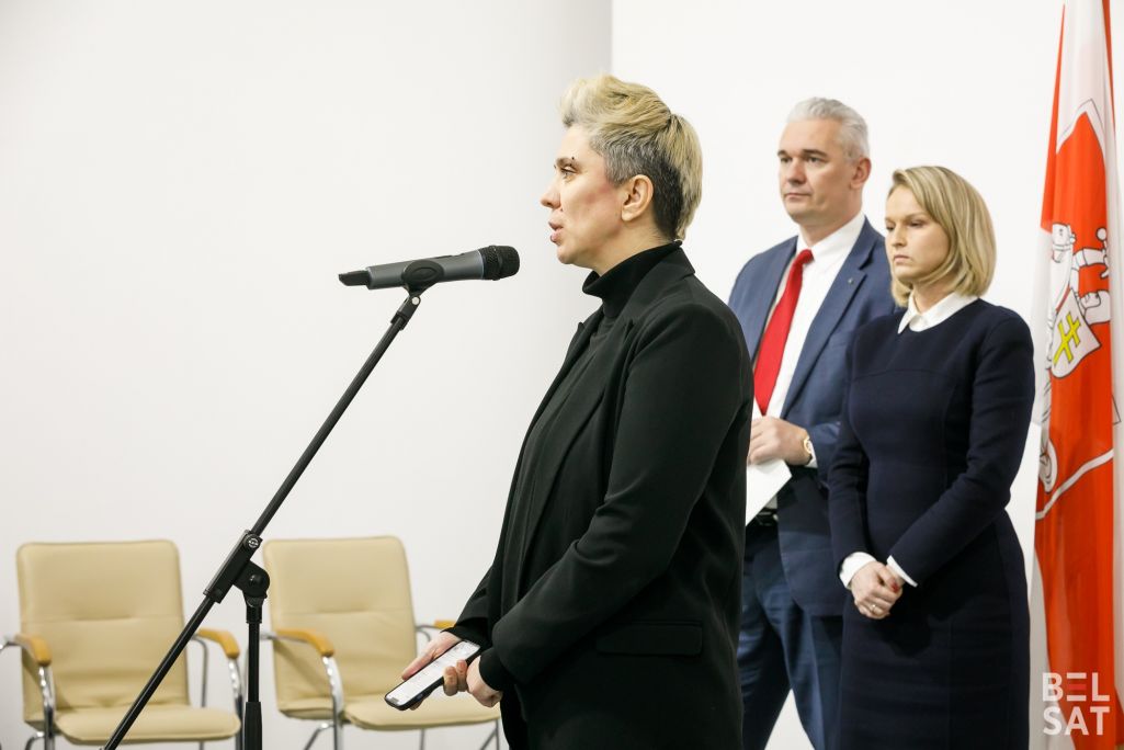 Прадстаўніца па сацыяльных пытаннях Аб’яднанага пераходнага кабінета Волга Гарбунова выступае перад прадстаўнікамі медыя пасля паседжання Абʼяднанага пераходнага кабінета. Варшава, Польшча. 8 студзеня 2024 года. (Фота: Таццяна Верамеева / Белсат)