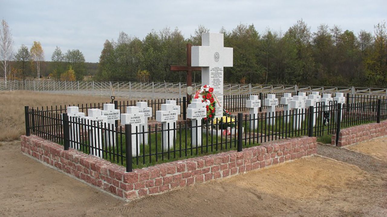 Groby żołnierzy Korpusu Ochrony Pogranicza (KOP) w Mielnikach na Ukrainie (fot. nszzfsg-chelm.org) Groby żołnierzy Korpusu Ochrony Pogranicza (KOP) w Mielnikach na Ukrainie (fot. nszzfsg-chelm.org)