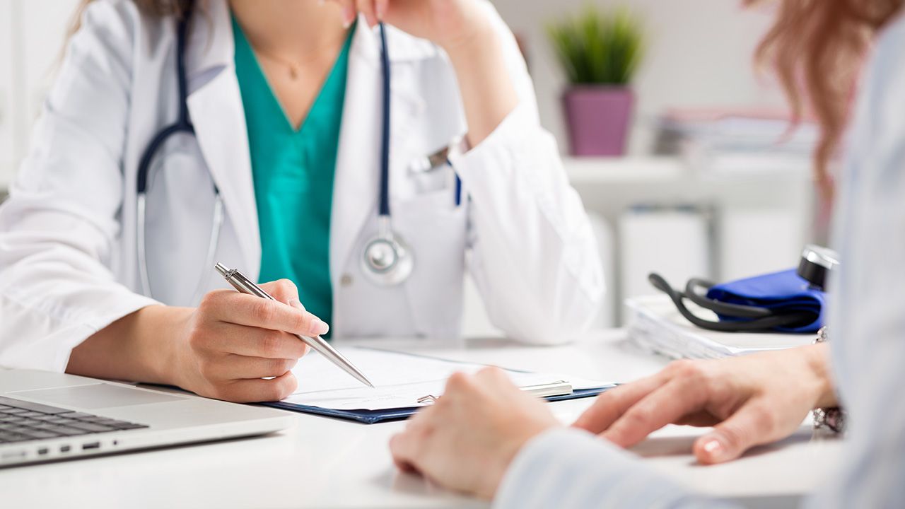 NFZ zwiększa stawki wycen pierwszych wizyt u części lekarzy specjalistów (fot. Shutterstock/ldutko) NFZ zwiększa stawki wycen pierwszych wizyt u części lekarzy specjalistów (fot. Shutterstock/ldutko)