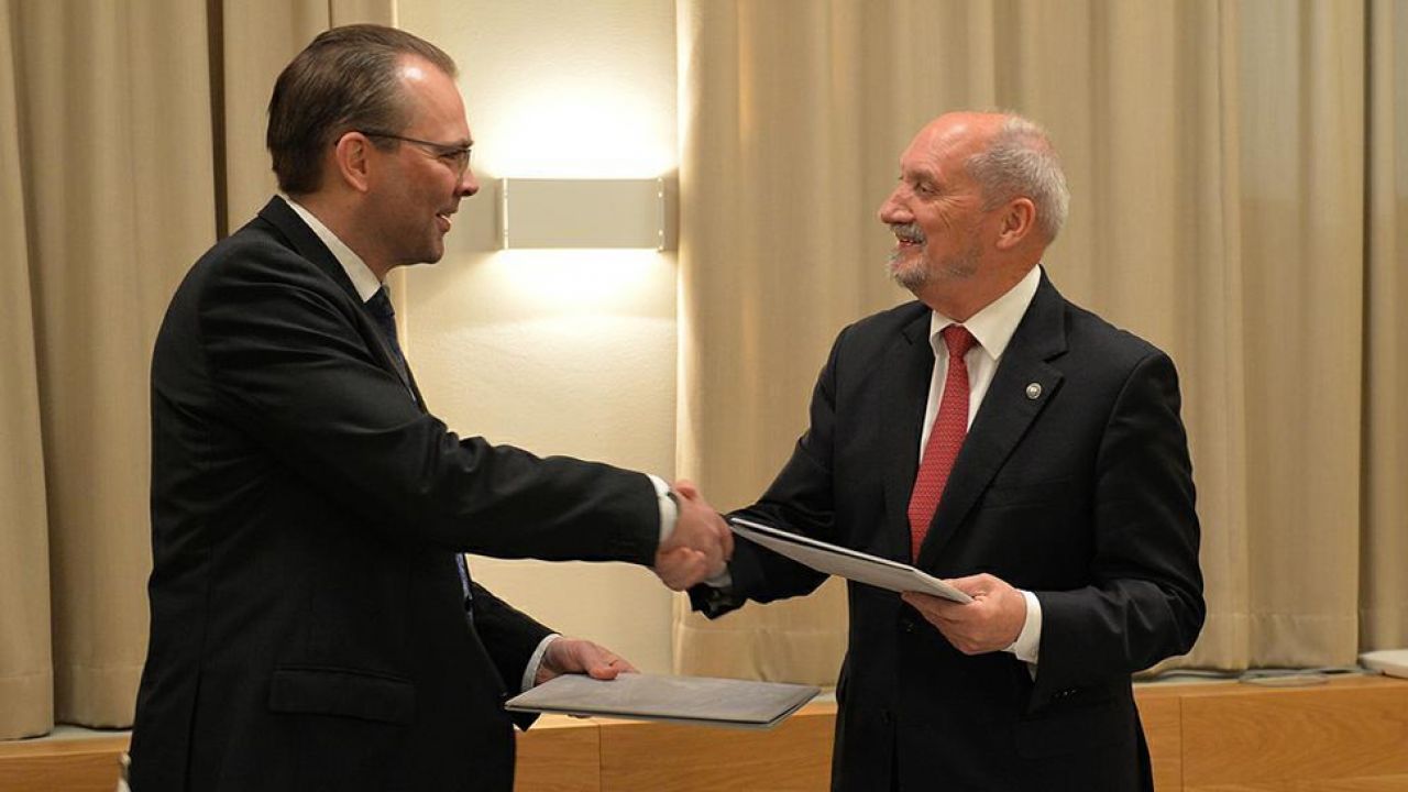 Szef MON Antoni Macierewicz i minister obrony Finlandii Jussi Niinisto (fot. mjr Robert SiemaszkoCO MON)