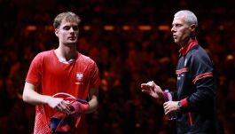 Z lewej strony Miłosz Redzimski ubrany w czerwoną koszulkę z orzełkiem po prawej stronie (fot. Getty Images)