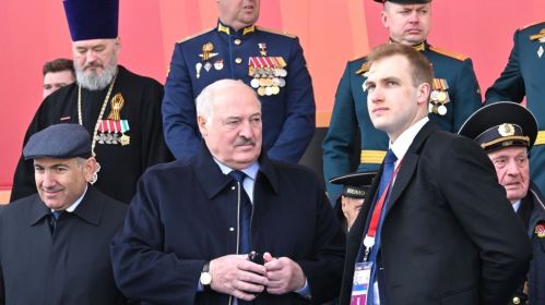 Аляксандр Лукашэнка і ягоны малодшы сын Мікалай падчас параду ў Маскве. Фота: kremlin.ru