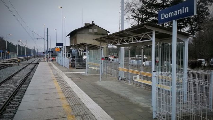 PKP chwali się nowym peronem. Internauci grzmią: „betonoza” (fot. PKP PLK)