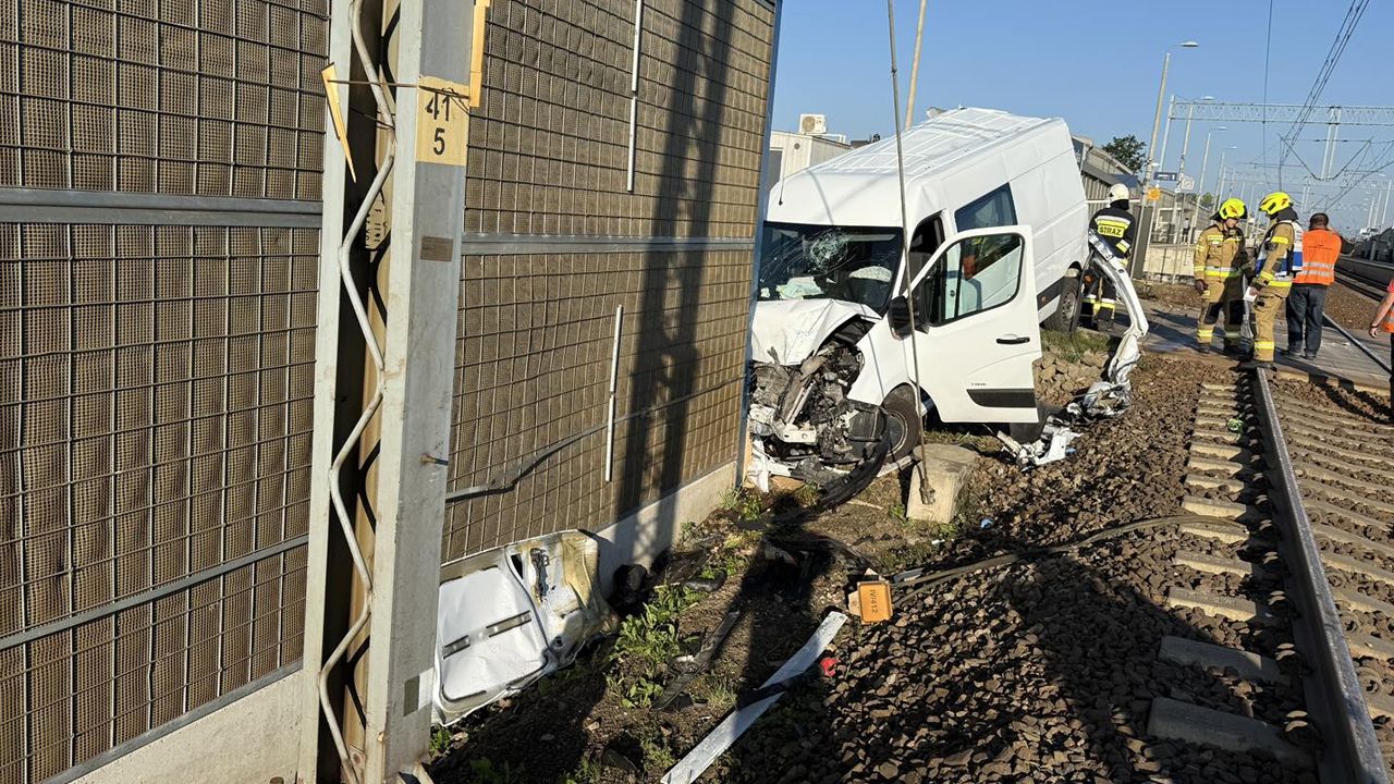 Groźny wypadek w Małopolsce. Bus wjechał wprost pod pociąg