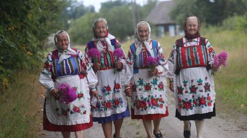 Женщины из Данилевичей Лельчицкого района в праздничных нарядах на Пасху
