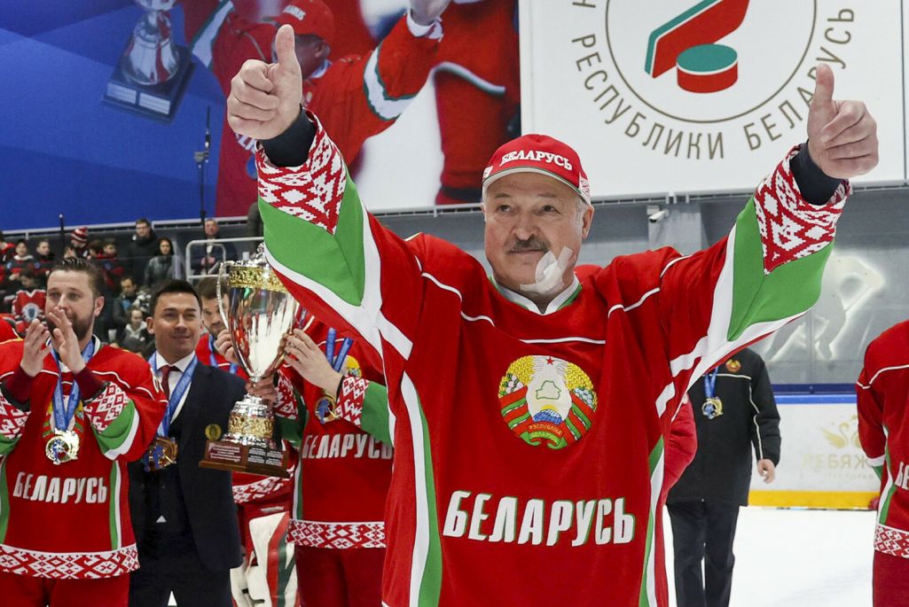 Аляксандр Лукашэнка святкуе перамогу сваёй каманды пасля хакейнага матчу на рэспубліканскіх спаборніцтвах сярод аматараў у Менску. Падчас гульні Лукашэнку ўдарылі хакейнай клюшкай па твары. Менск, Беларусь. 9 красавіка 2022 года. (Фота: Andrei Stasevich / BelTA / Pool / AP / East News)