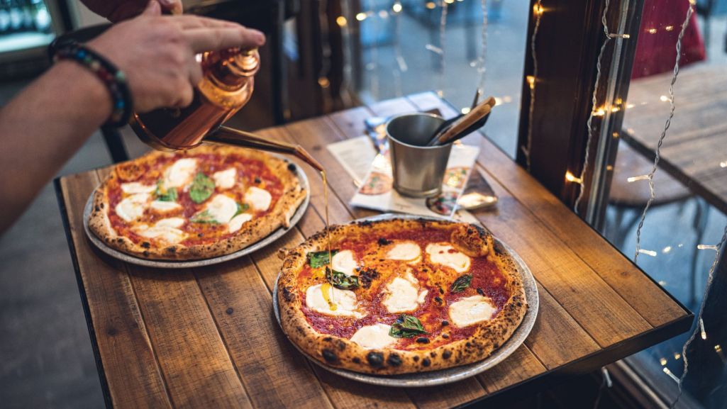 Pizzę napoletanę cechują mocno przypieczone, puszyste brzegi. Fot. Roko Photography/Shutterstock