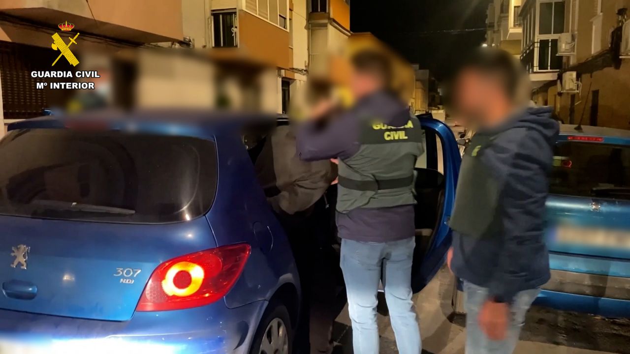 Pedofil wymieniał się pornografią dziecięcą korzystając z telefonu służbowego (fot. Guardia Civil) Pedofil wymieniał się pornografią dziecięcą korzystając z telefonu służbowego (fot. Guardia Civil)