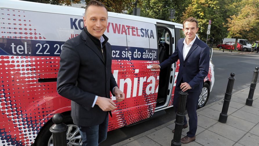 Hasło „Silni razem” w poniedziałek pod Sejmem zaprezentowali posłowie KO Krzysztof Brejza i Adam Szłapka (fot. PAP/Tomasz Gzell)
