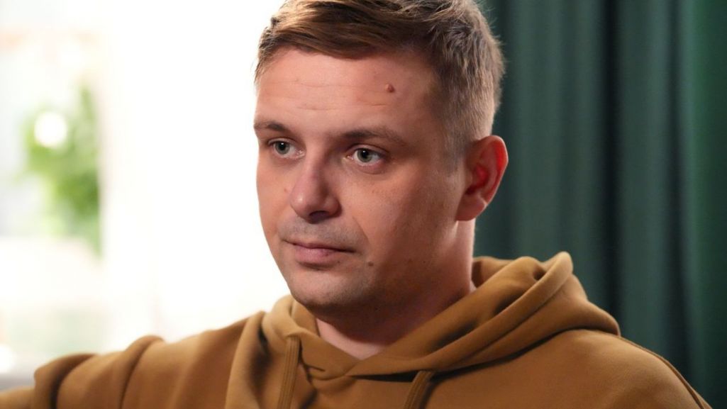 Hubert poczuje ukłucie zazdrości, gdy dowie się, że Klara z kimś się spotyka. Fot. Artrama