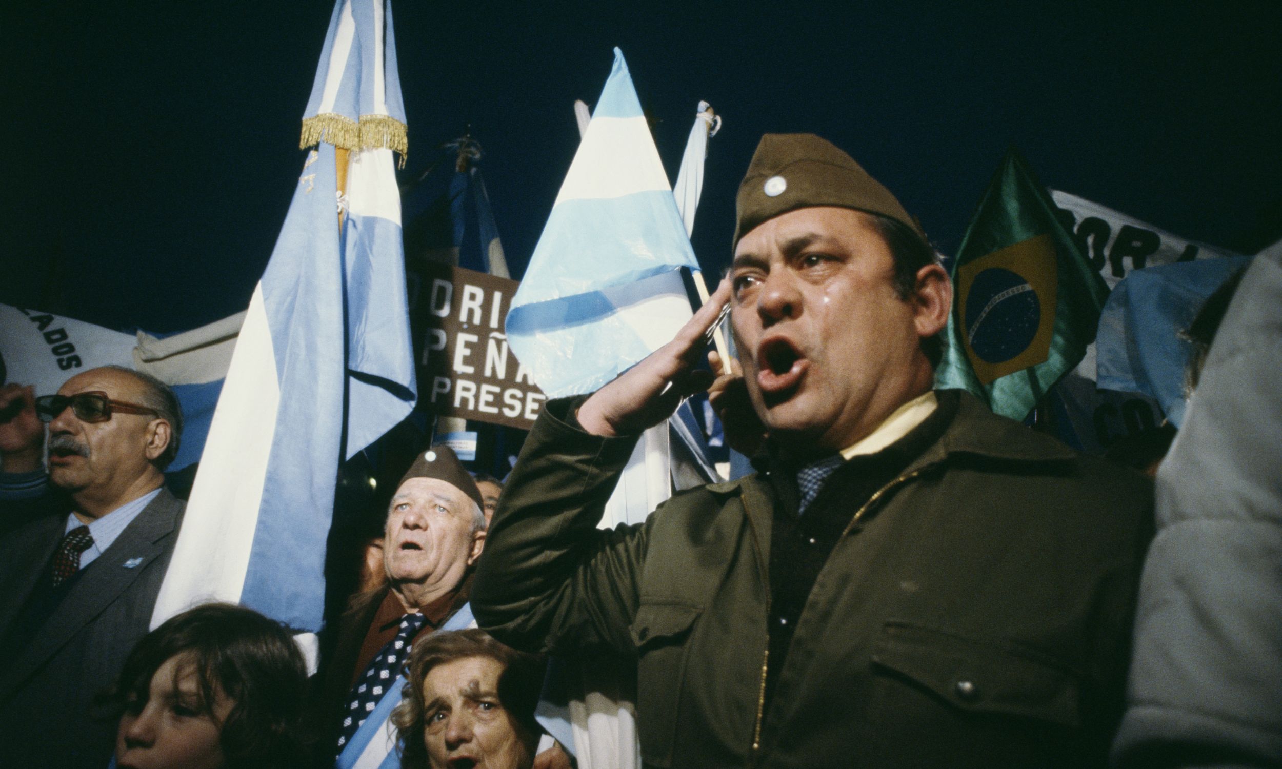 26 kwietnia 1982, argentyńcy rezerwiści śpiewają hymn narodowy. Fot. Alain Nogues/Sygma/Sygma via Getty Images