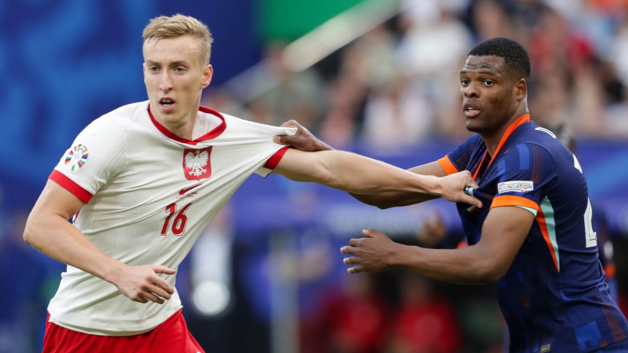 Adam Buksa i Denzel Dumfries (fot. Getty Images)
