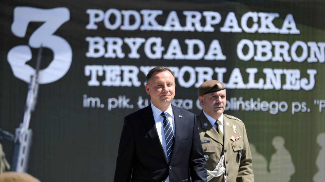 Prezydent Andrzej Duda (L) i dowódca WOT gen. dyw. Wiesław Kukuła (P) podczas uroczystości w Nowej Dębie (fot. PAP/Darek Delmanowicz)