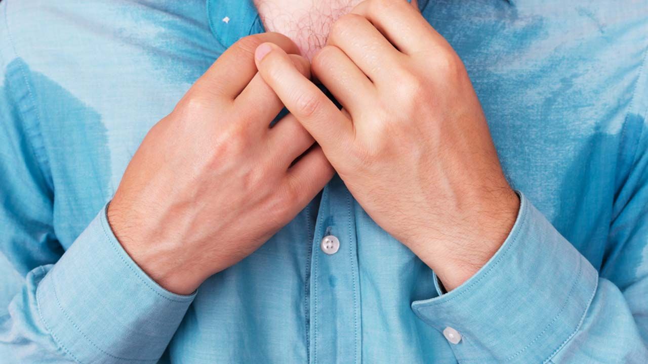 Pot pod pachami informuje o zakażeniu (fot. Shutterstock/Koldunov) Pot pod pachami informuje o zakażeniu (fot. Shutterstock/Koldunov)