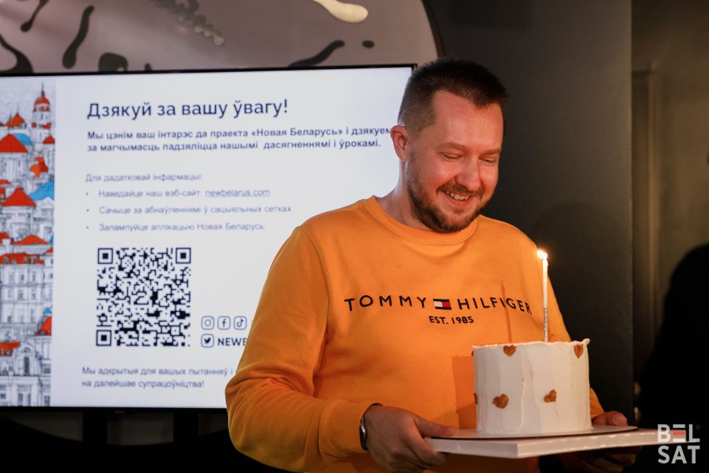 Сузаснавальнік праекта «Новая Беларусь» Павел Лібер атрымаў торт з нагоды першай гадавіны працы праекту. Варшава, Польшча. 1 снежня 2023 года. (Фота: Таццяна Верамеева / Белсат)