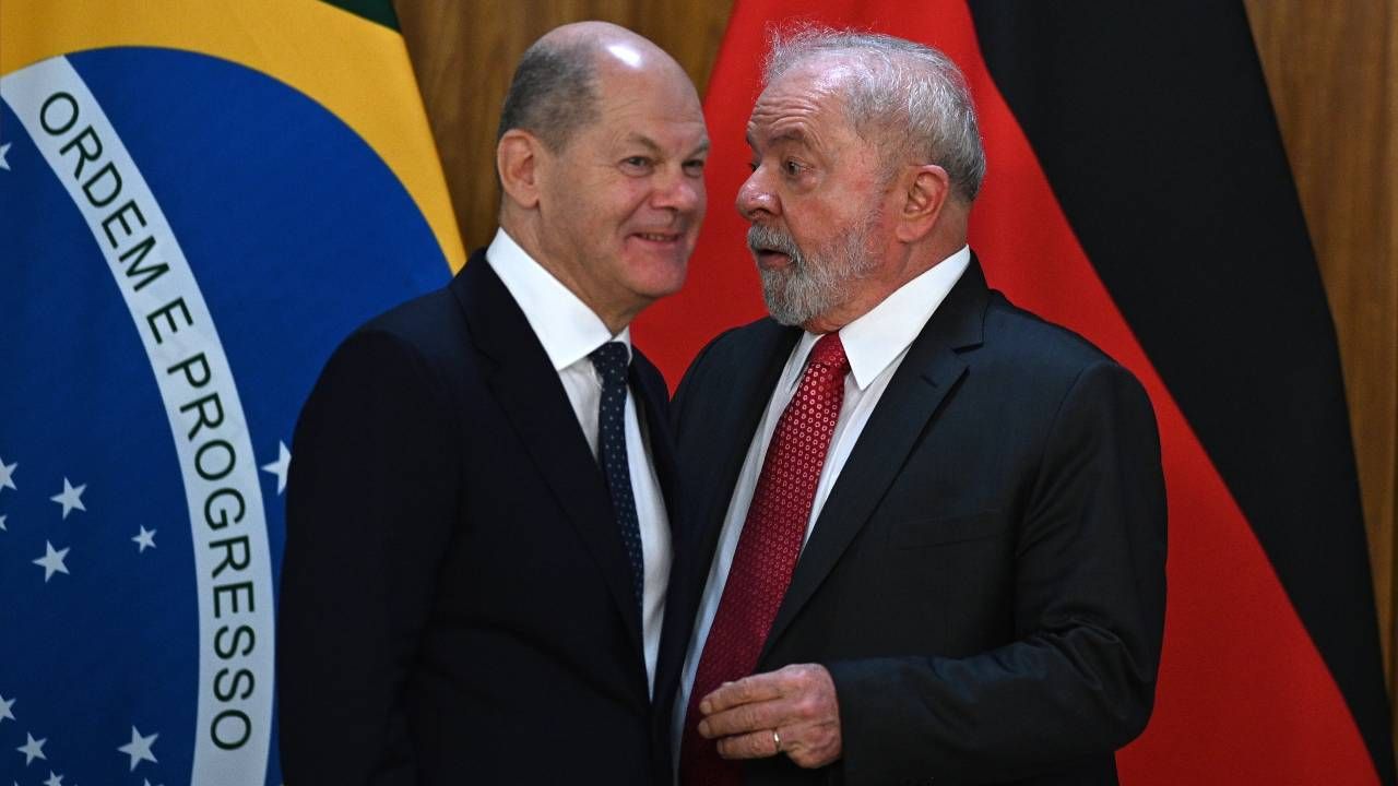 Kanclerz Niemiec Olaf Scholz i prezydent Brazylii Luiz Inacio Lula da Silva (fot. PAP/EPA/Andre Borges) Kanclerz Niemiec Olaf Scholz i prezydent Brazylii Luiz Inacio Lula da Silva (fot. PAP/EPA/Andre Borges)
