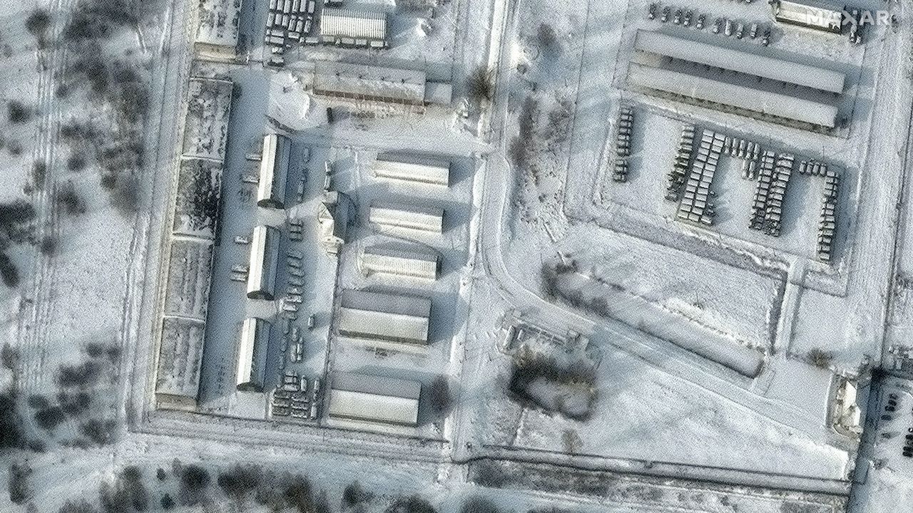 Zdjecia satelitarne rosyjskiego uzbrojenia gromadzonego w okolicy Smoleńska (fot. PAP/EPA/SATELLITE IMAGE 2021 MAXAR TECHNOLOGIES)