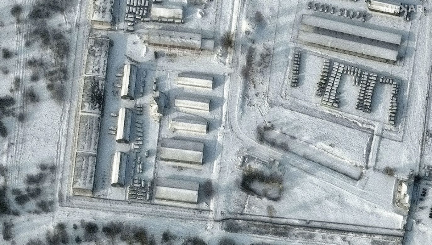 Zdjecia satelitarne rosyjskiego uzbrojenia gromadzonego w okolicy Smoleńska (fot. PAP/EPA/SATELLITE IMAGE 2021 MAXAR TECHNOLOGIES)