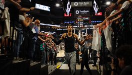Victor Wembanyama wśród kibiców San Antonio Spurs (fot. Getty).