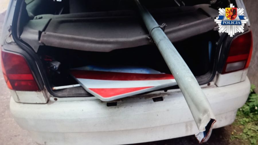 Kompletnie pijany kierowca w bagażniku przewoził znak drogowy/Fot. Policja 