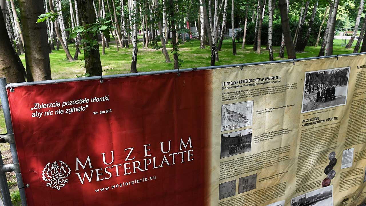 Demokratycznie wybrana większość przesądzi, czy te tereny mają stać się miejscem nowego muzeum państwowego – powiedział wicepremier Gowin (fot. PAP/Adam Warżawa) Demokratycznie wybrana większość przesądzi, czy te tereny mają stać się miejscem nowego muzeum państwowego – powiedział wicepremier Gowin (fot. PAP/Adam Warżawa)