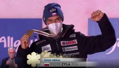 Piotr Żyła ze złotem MŚ (fot. TVP)