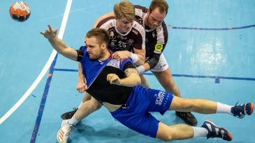 Thrastarson powstrzymuje Łukasza Rogulskiego z Azotów w meczu Pucharu EHF (fot. PAP / Wojciech Pacewicz)