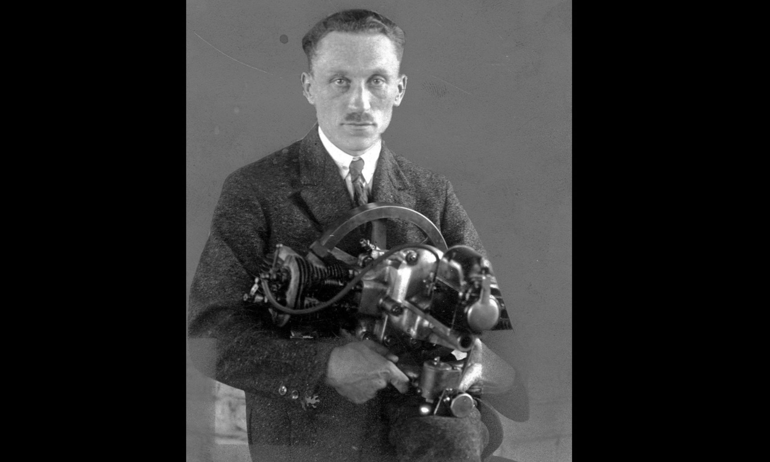Tadeusz Tański (1892 w Moskwie – 1941 w Auschwitz-Birkenau) przed I wojną światową studiował na École supérieure d’électricité w Paryżu. Następnie konstruował dla firm francuskich i brytyjskich silniki lotnicze. W 1916 r. zbudował największy na świecie 12-cylindrowy silnik o mocy 520 KM do wodnopłatowców, dwa lata później silnik gwiazdowy do lekkich samolotów. W 1919 r. powrócił do Polski i rozpoczął pracę w Sekcji Samochodowej Ministerstwa Spraw Wojskowych (CWS). fot. NAC/IKC, sygn. 1-G-468