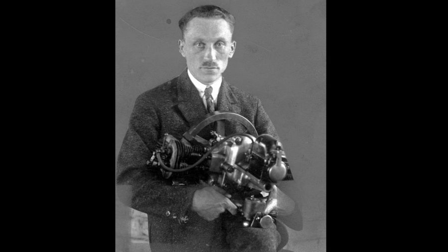 Tadeusz Tański (1892 w Moskwie – 1941 w Auschwitz-Birkenau) przed I wojną światową studiował na École supérieure d’électricité w Paryżu. Następnie konstruował dla firm francuskich i brytyjskich silniki lotnicze. W 1916 r. zbudował największy na świecie 12-cylindrowy silnik o mocy 520 KM do wodnopłatowców, dwa lata później silnik gwiazdowy do lekkich samolotów. W 1919 r. powrócił do Polski i rozpoczął pracę w Sekcji Samochodowej Ministerstwa Spraw Wojskowych (CWS). fot. NAC/IKC, sygn. 1-G-468