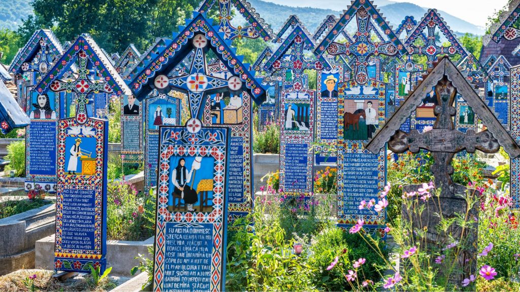Cimitirul Vesel jest jednym z najbardziej oryginalnych cmentarzy na świecie i wielką atrakcją turystyczną Rumunii (fot. Danilovski/ Shutterstock).