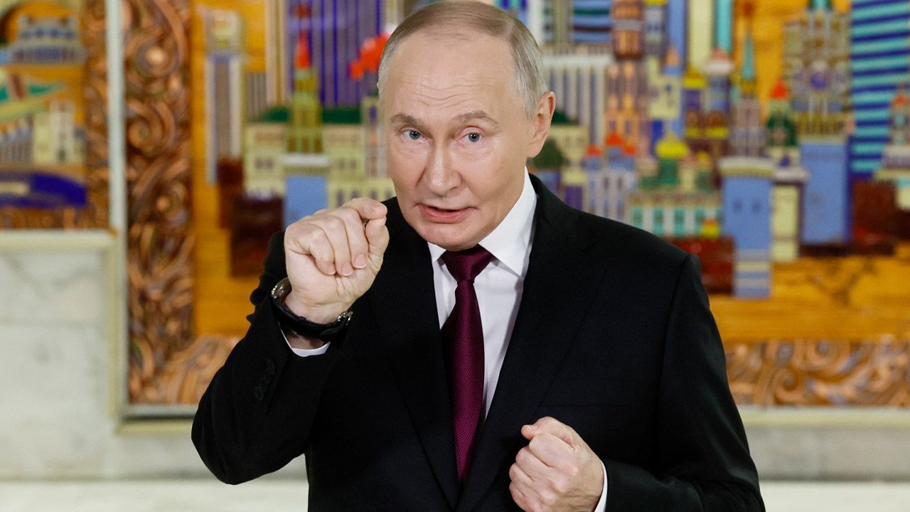 Władimir Putin wygłosił tyradę, w kt&oacute;rej tradycyjnie wygłosił szereg absurdalnych tez. Zdaniem dyktatora wojna w Ukrainie nie jest wojną, lecz działaniami &bdquo;chirurgicznymi&rdquo;....