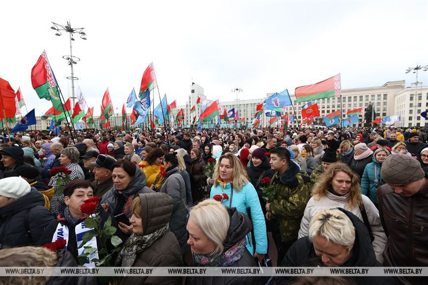 Здымак мае ілюстрацыйны характар. Удзельнікі мітынгу на плошчы Незалежнасці ў Менску ў рамках святкавання 106-й гадавіны Кастрычніцкай рэвалюцыі. Менск, Беларусь. 7 лістапада 2023 года. (Фота: belta.by)