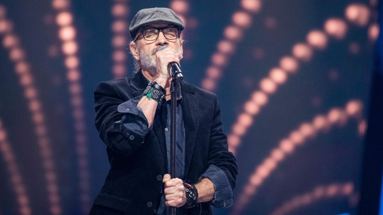 Stanley Czech, podopieczny Andrzeja Piasecznego, w półfinale programu „The Voice Senior” wykonał utwór „Eli lama sabachtani” zespołu Wilki. Niestety, Stanley nie wystąpi w wielkim finale. Fot. Waldemar Kompała/ TVP