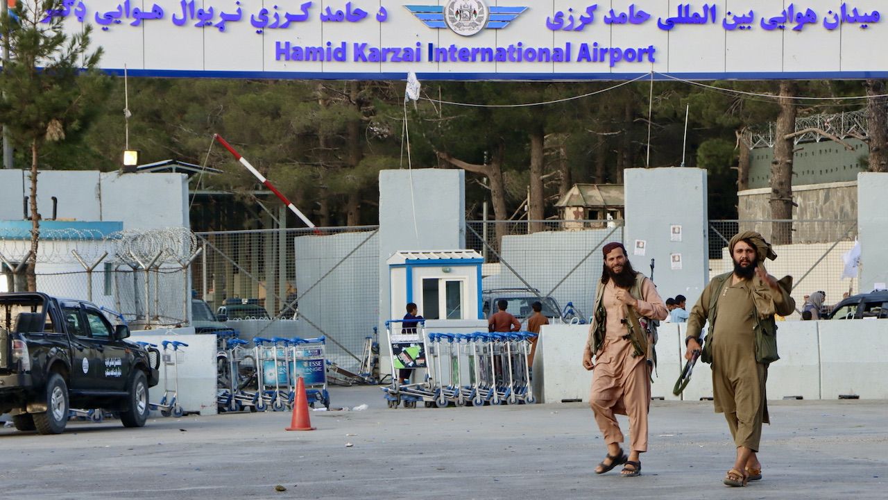 Patrol talibów w rejonie lotniska w Kabulu (fot. PAP/EPA/STRINGER)