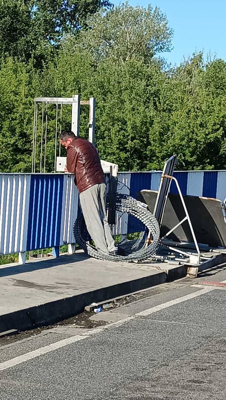 Дзмітрый Смактуновіч на мосце праз раку Буг. (Фота: terespol / Telegram)